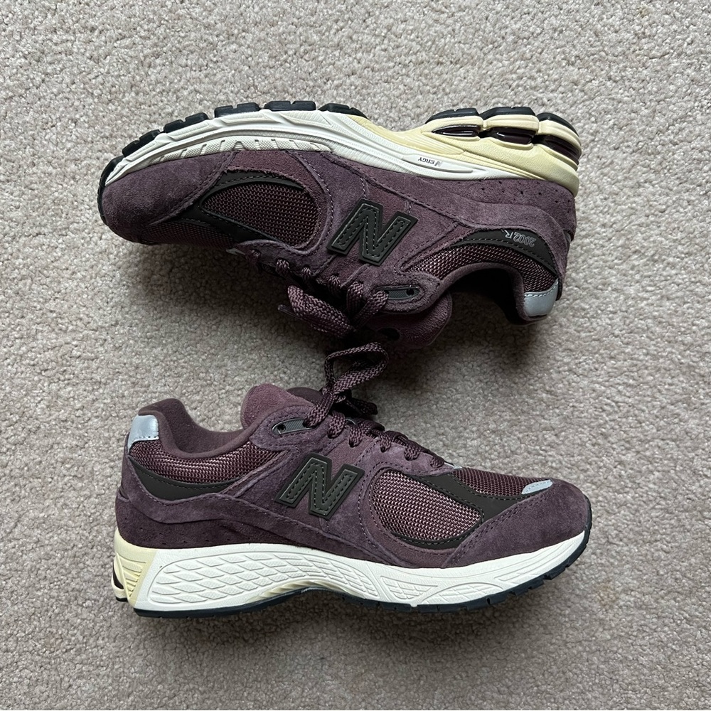 New balance 2002r in dark grape/truffle